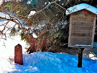 Ein Grenzstein kann viel erzählen  Der historische Grenzstein "Dreieckiger Pfahl" wurde 1866 etwa 2,5 km östlich vom Ehrenfriedhof Oderbrück gesetzt. In dem aus Granit bestehenden Stein sind auf der nordöstlichen und südwestlichen Seite die Initialen KH (Königreich Hannover) und HB (Herzogtum Braunschweig) eingraviert. Gegenwärtig ragt der etwa 1,35 m hohe Grenzstein aus einer dicken Schneedecke und markiert den Verlauf der Landesgrenze zwischen Niedersachsen und Sachsen-Anhalt. Nach dem Zweiten Weltkrieges bis zur Wiedervereinigung war es die Grenze zwischen der DDR und der BRD.